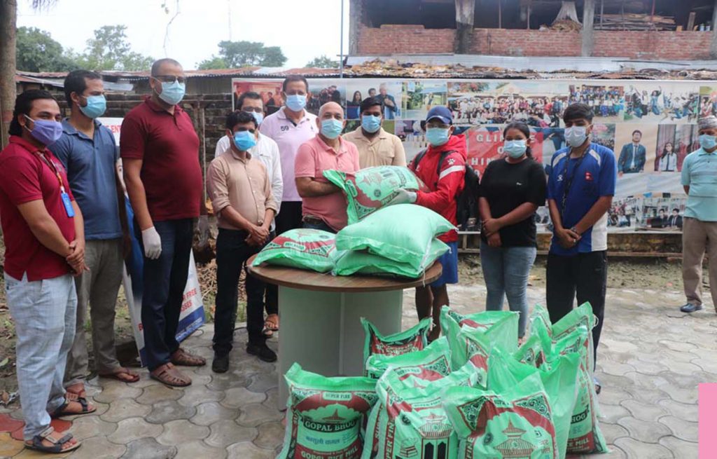 हिमालय दर्शन कलेजद्वारा स्वास्थ्य तथा खाद्यान्न सामग्री हस्तान्तरण