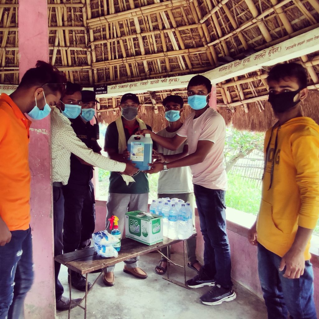 बर्जुगाउँका युवाद्वारा प्रहरीलाई दिए स्वास्थ्य सामग्री