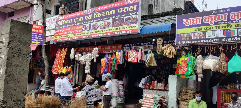 विराटनगरका किराना पसलमा भारतबाट तस्करी गरेर ल्याएको खाद्यवस्तु विक्री