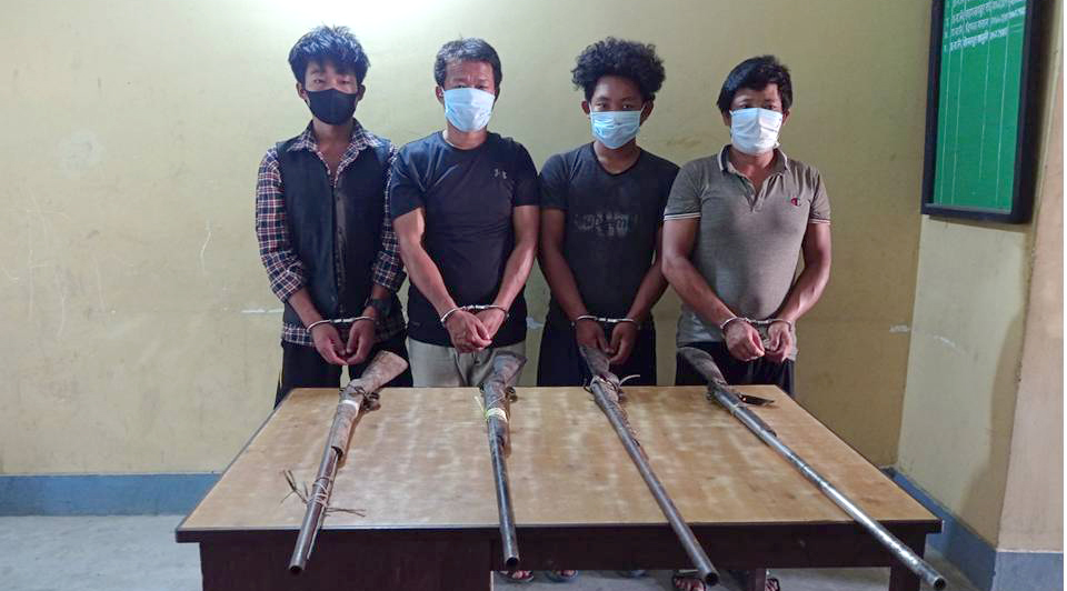 फरार अभियुक्तहरु बन्दुकसहित पक्राउ