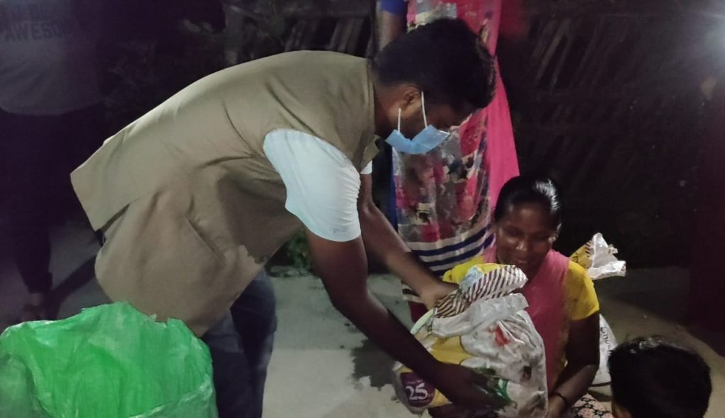 निषेधाज्ञाका पीडितलाई राहत बाँड्दै ताजिम अन्सारी