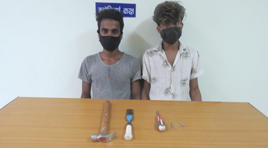 बैंकको एटिएम फोड्ने दुई जना पक्राउ