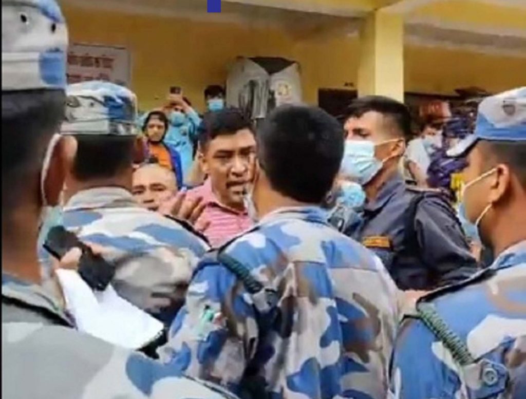 राजनीति गर्न खोजेको भनेपछि अनेरास्ववियु र मेलम्चिका बाढी पीडितबीच झडप