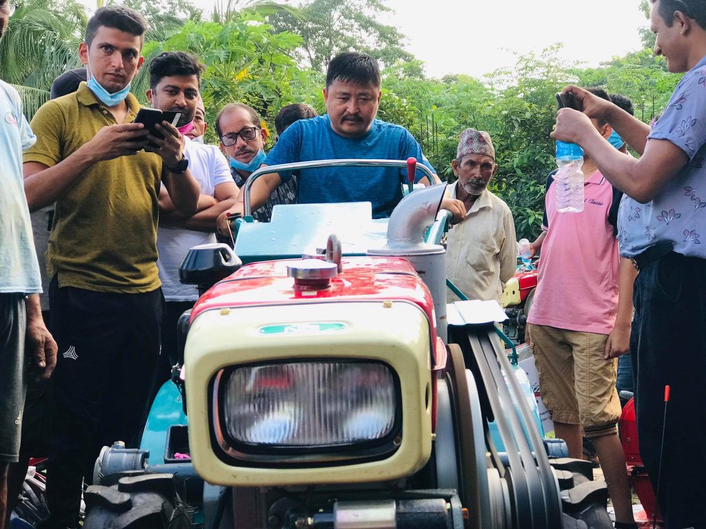 रतुवामाई नगरपालिकाद्वारा कृषकलाई रिपरसहितको पावर टिलर वितरण