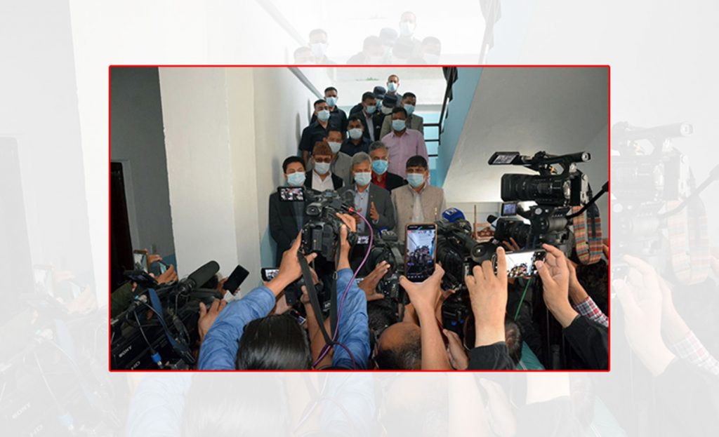 अध्यक्ष ओलीले बैठकमै थर्काए माधव पक्षलाई, माधव पक्षद्वारा आक्रोशित हुँदै बैठक बहिष्कार