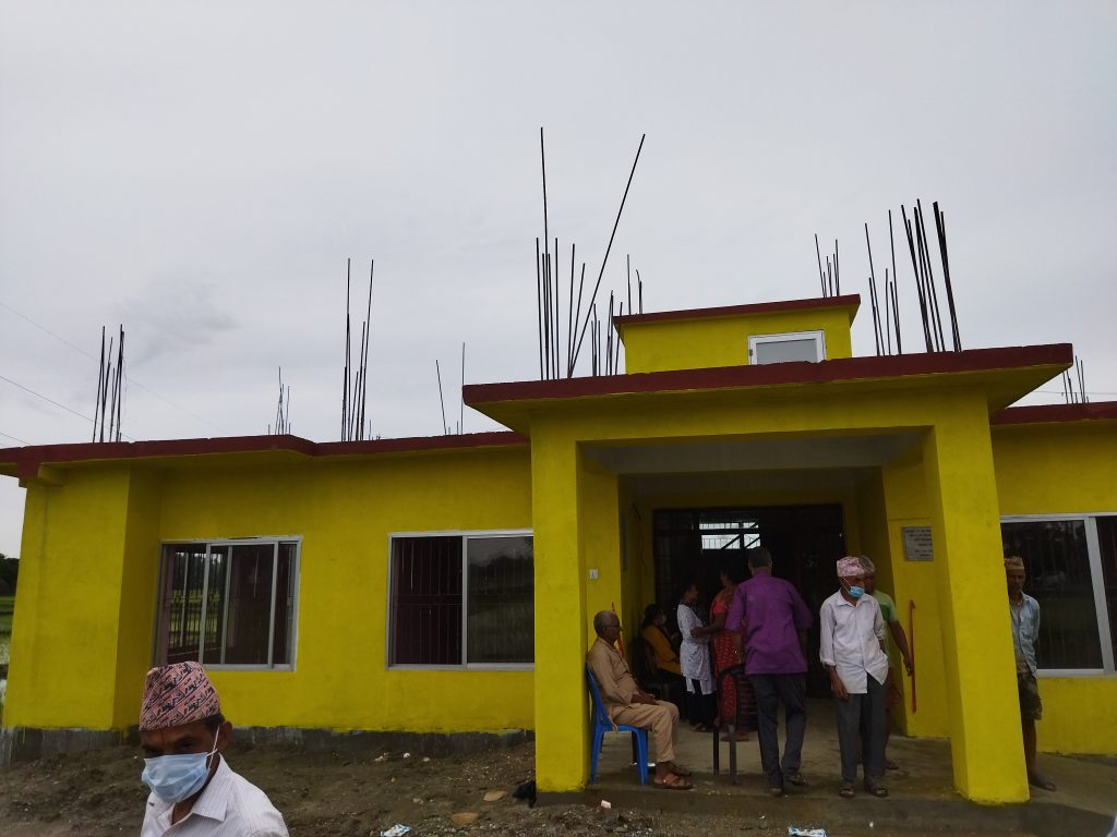 वडाले बनाएको नयाँ भवनको छतबाट पानी चुहियो