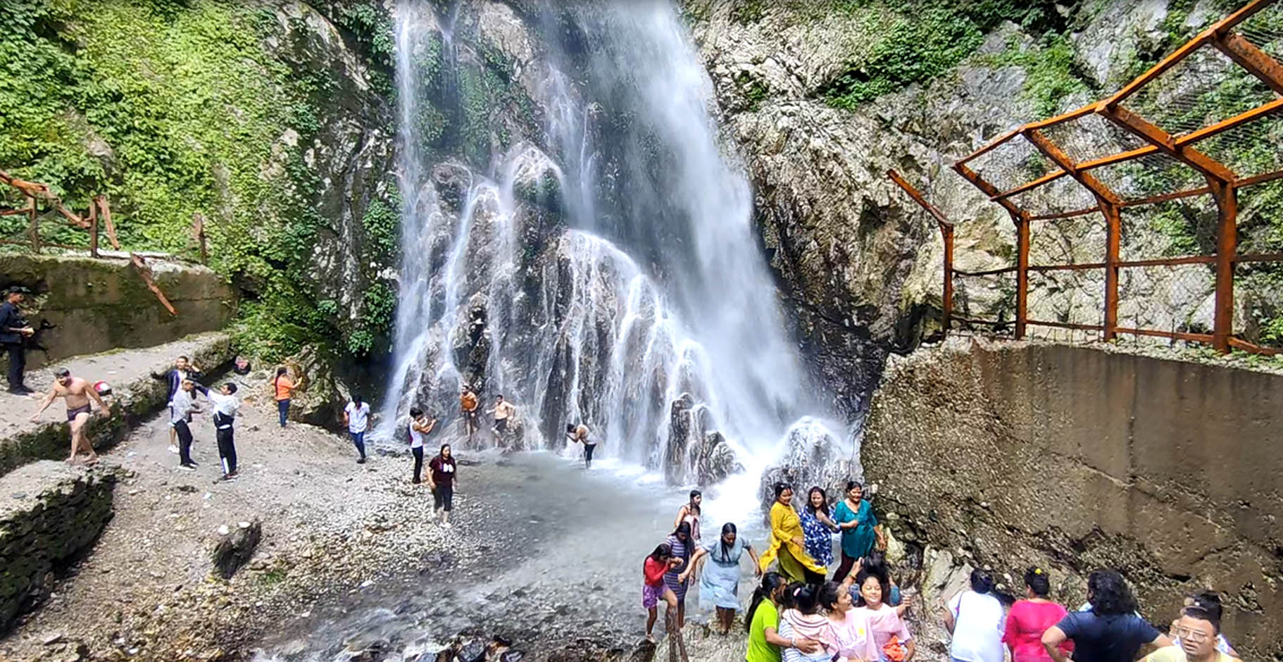 भीडभाड ‘नमस्ते झरना’ (फोटो)