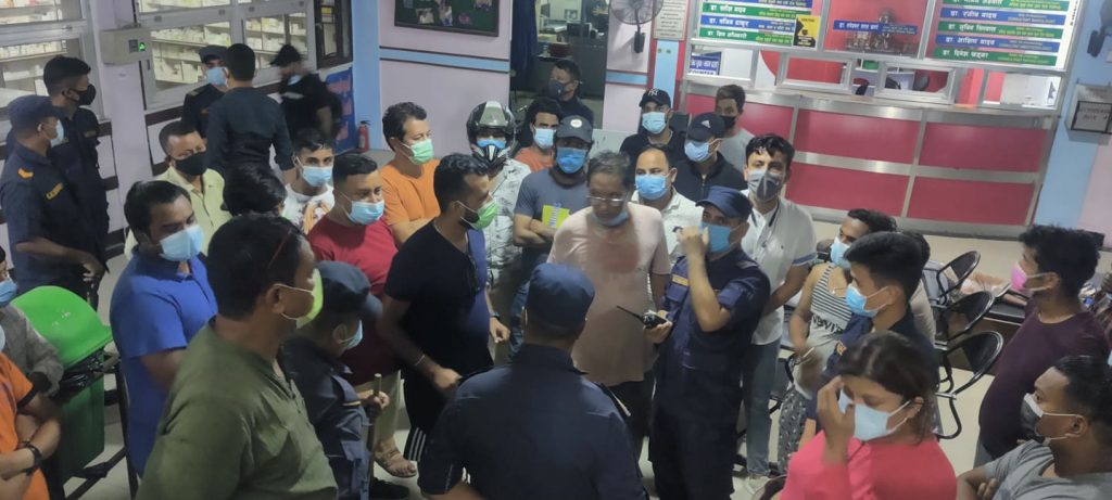 गोल्डेन अस्पताल विराटनगरमा फेरी तनाब : विरामीको मृत्युभएपछि रातभर तनावग्रस्त