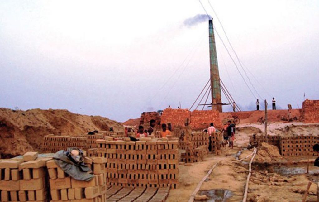 माग धान्न जोखिम मोल्दै इँटा उद्योग