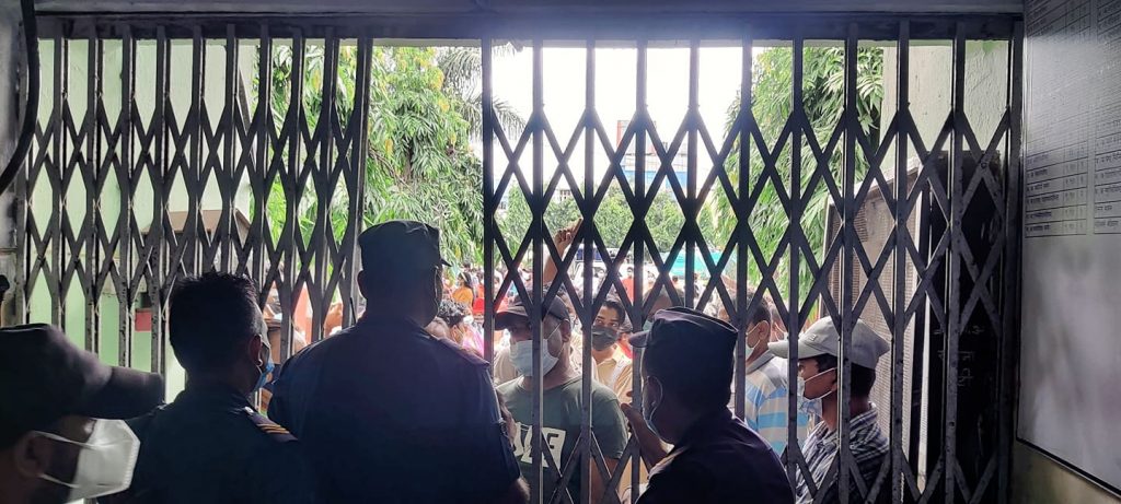 कोशी अस्पताल अगाडि स्वास्थ्य उपचार पाउनुपर्ने भन्दै आन्दोलन, ल्याबमा परीक्षण गर्न कोटा प्रणाली