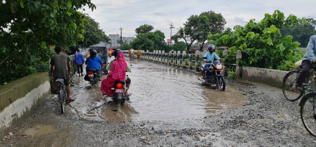 हाटखोलाको पुलमा खाल्डैखाल्डा, जोखिममा यात्रु