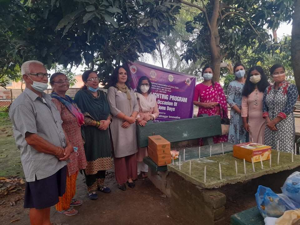 लायन्स दिवसमा ज्येष्ठ नागरिकलाई फलफूल वितरण