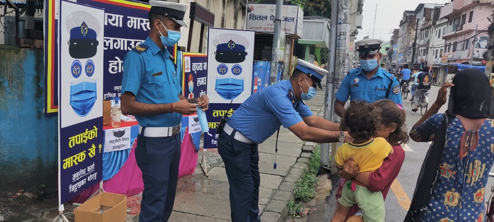 विराटनगरमा ट्राफिक प्रहरीको मास्क अभियान