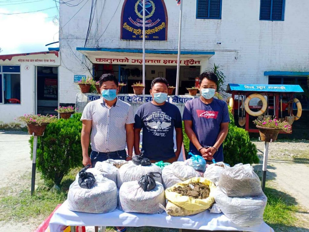 होटलमा लागूऔषधको कारोबार, दाजुभाइसहित तीन पक्राउ