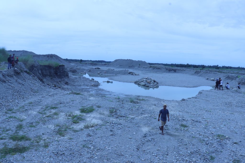 केराबारी खदम खोलामा ‘सानालाई ऐन ठूलालाई चैन’