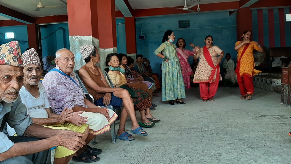 वृद्धाश्रममा औषधी व्यवसायी संघ मोरङको तीज कार्यक्रम