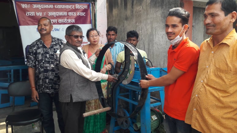 सुनवर्षी नगरपालिकाद्वारा ७० जना किसानलाई च्याफकटर र काउ म्याट वितरण