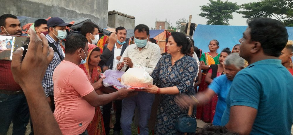 विराट व्यापार संघ महिला उपसमितिको पहलमा ४० घरपरिवारलाई राहत वितरण