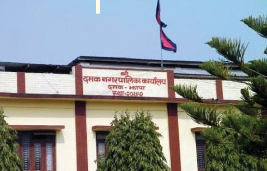 ओलीको गृहनगरमा को अगाडि ?