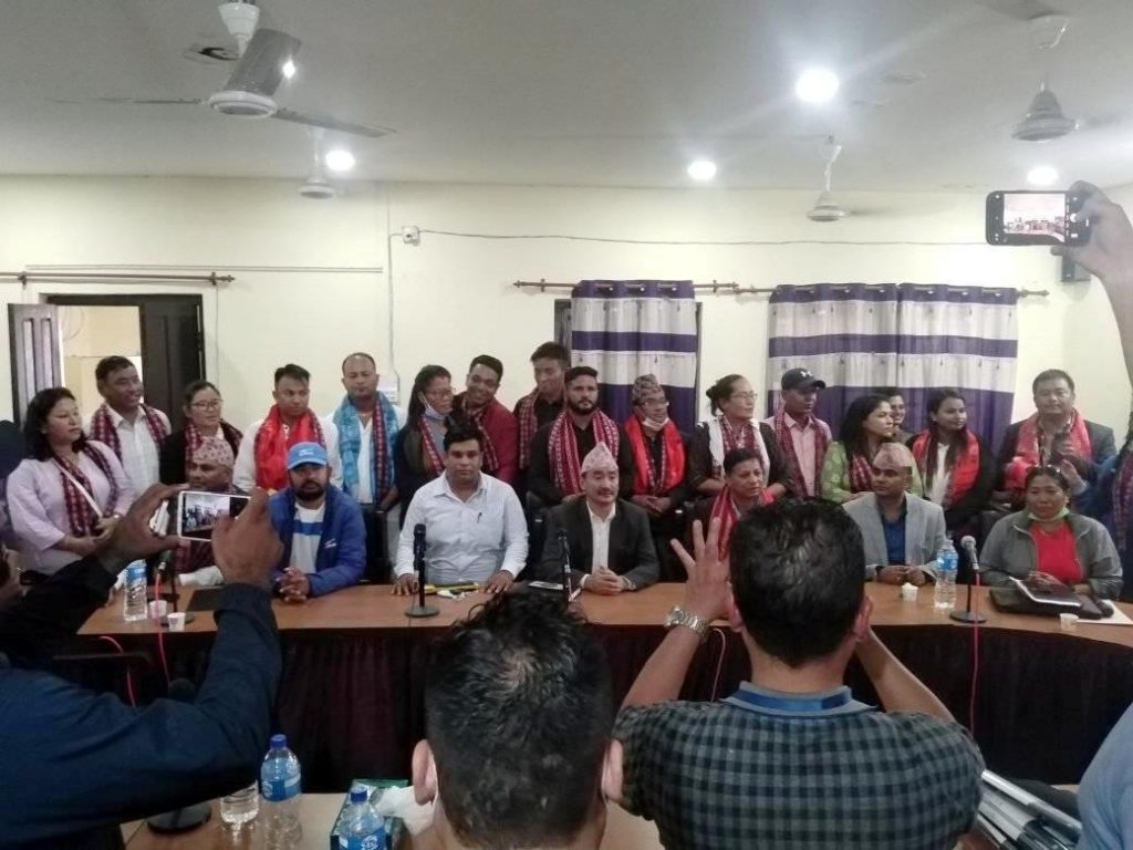 जिल्ला खेलकुद समितिका अध्यक्ष र उपाध्यक्षको सपथग्रहण