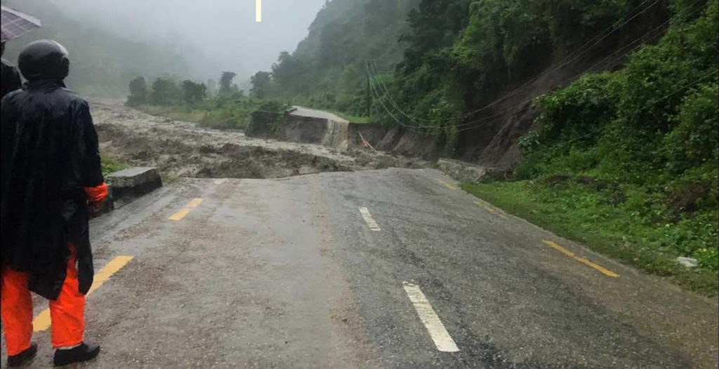 बाढीले धरान–धनकुटा सडकस्थित लेउती खोलाको पुल बगायो, कोशी राजमार्ग अवरुद्ध