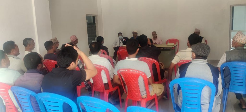 किसानलाई मलको महत्व बुझाउँदै कृषिविज्ञ