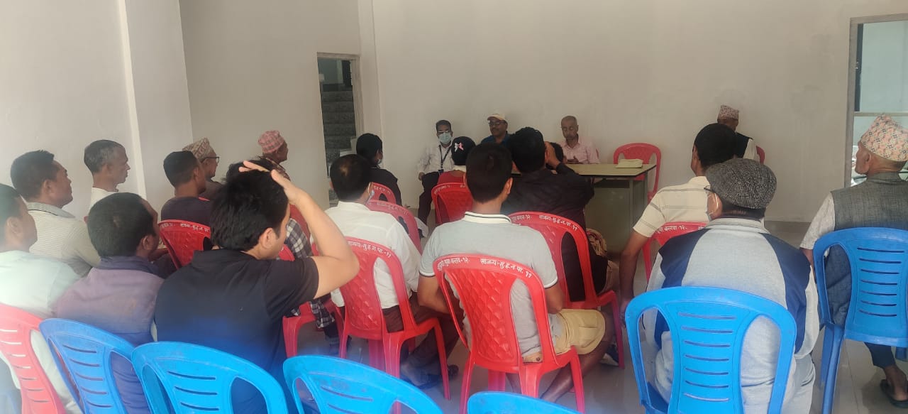 किसानलाई मलको महत्व बुझाउँदै कृषिविज्ञ