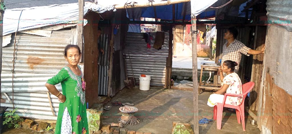 न्यायको आशामा सुकुम्बासीहरु : राहत दिनुपर्ने नगरपालिकाले डोजर चलायो