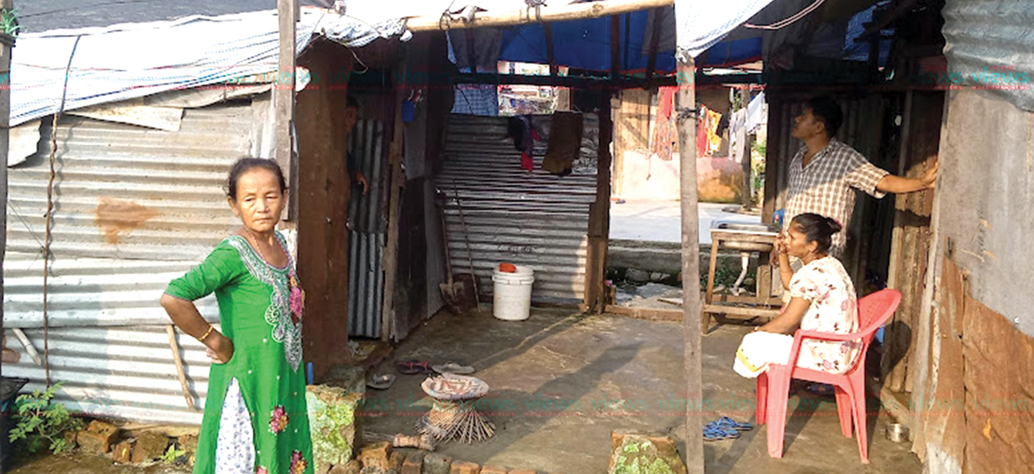 न्यायको आशामा सुकुम्बासीहरु : राहत दिनुपर्ने नगरपालिकाले डोजर चलायो