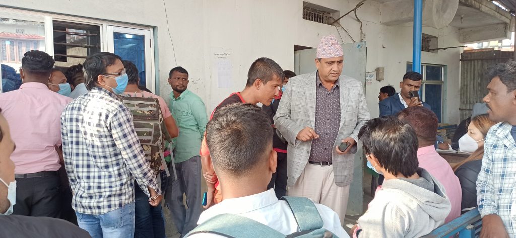यातायात कार्यालय इटहरीमा मन्त्री कार्कीको ‘सरप्राईज’ अनुगमन
