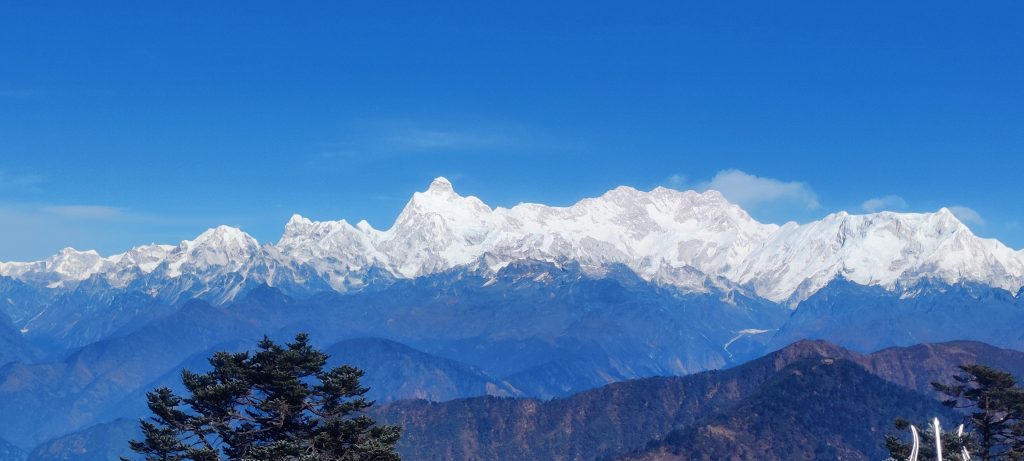 पाथीभरा फेरिबाट देखियो कञ्चन कुम्भकर्ण र कञ्चनजङ्घा (फोटो फिचर)