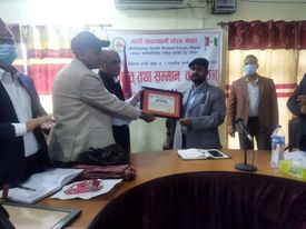 स्वास्थ्यकर्मीद्वारा मन्त्री यादव सम्मानित