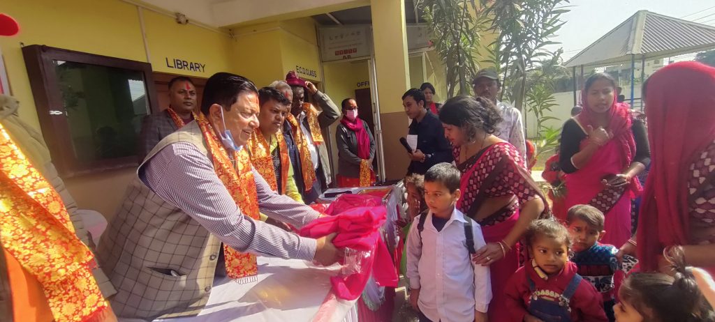 समाजसेवी दिनबन्धु गोयलद्वारा विद्यार्थीलाई ट्रयाकसुट वितरण