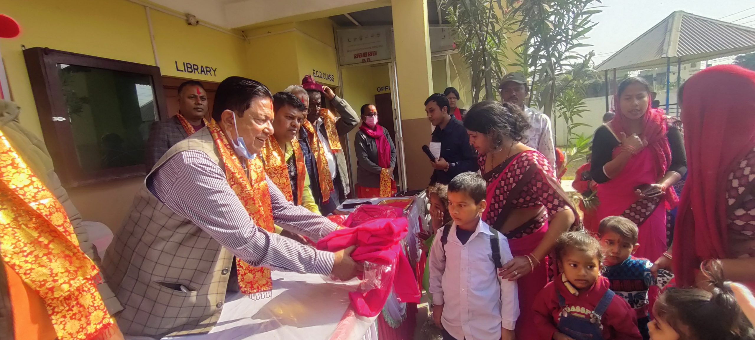 समाजसेवी दिनबन्धु गोयलद्वारा विद्यार्थीलाई ट्रयाकसुट वितरण