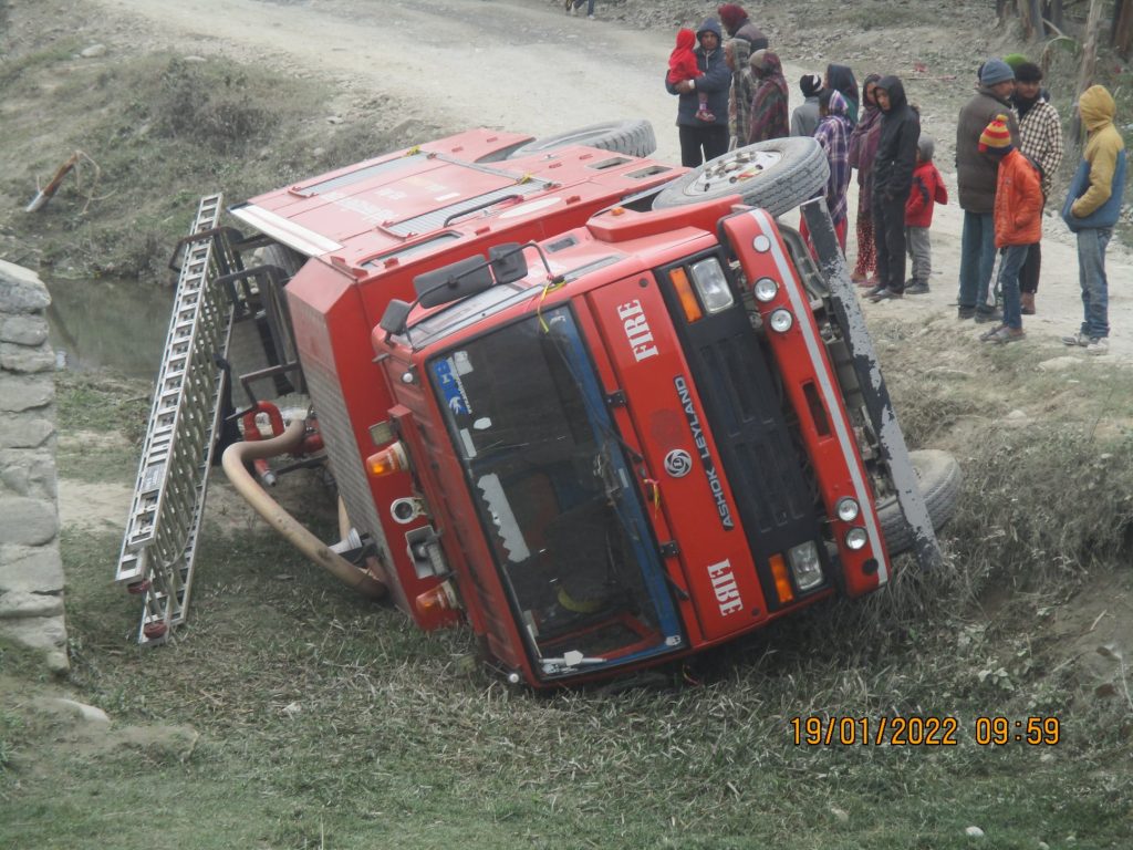 आगो निभाउन गएको दमकल गेउरिया खोलामा बर्लङ्गै