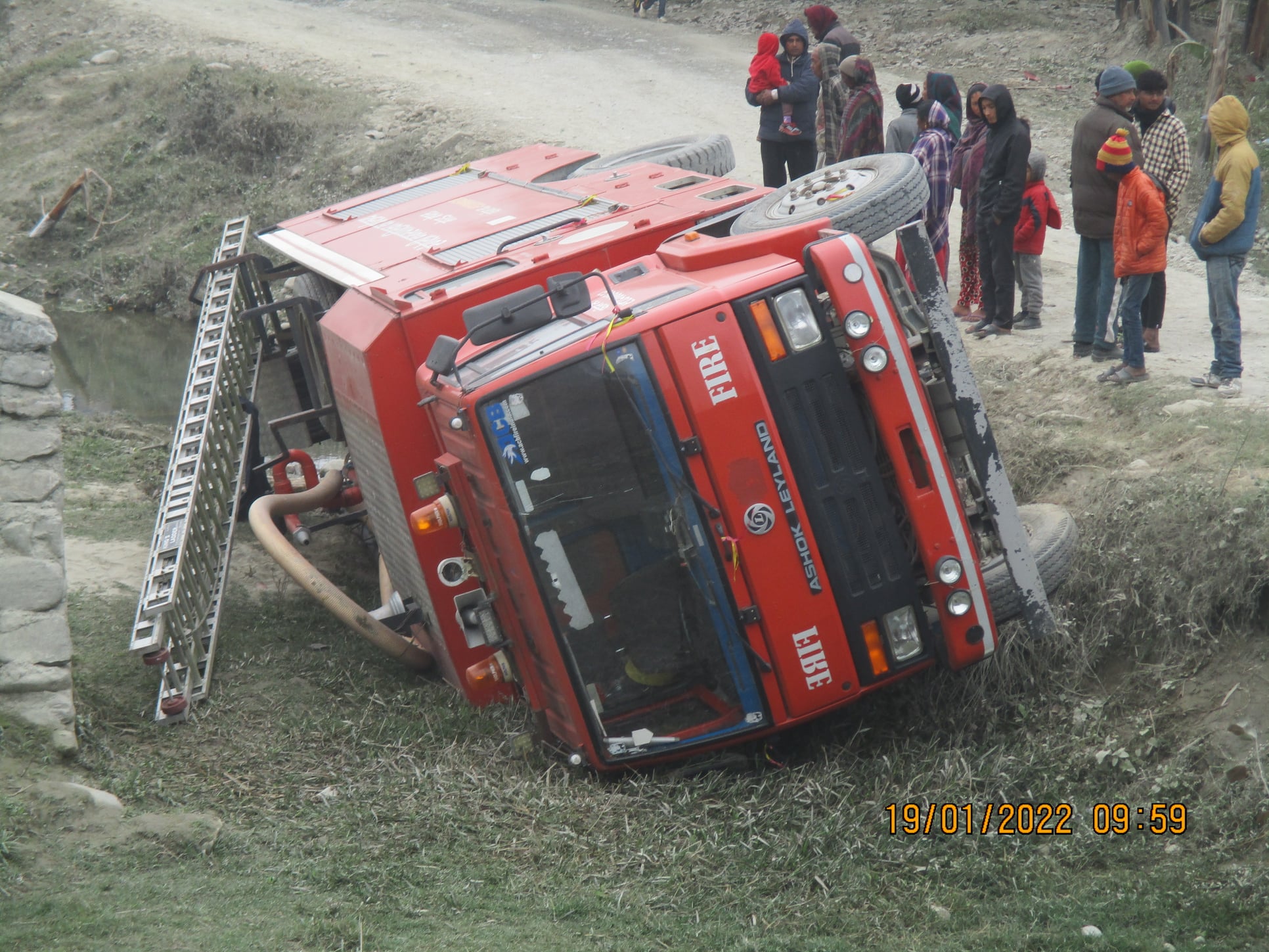 आगो निभाउन गएको दमकल गेउरिया खोलामा बर्लङ्गै