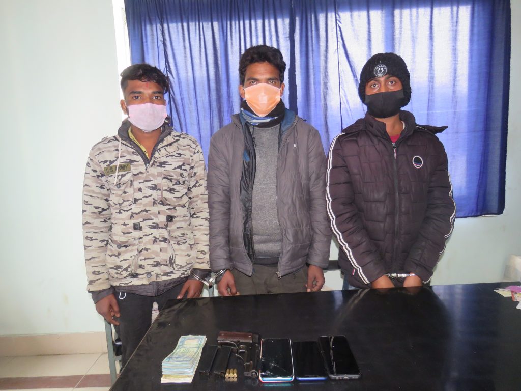 सुनसरी प्रहारी धमाधम समात्दै  हातहतियार कारोबारी