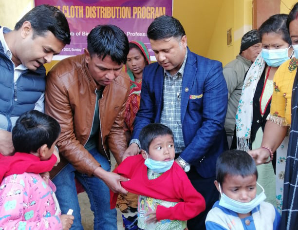 हेल्थ प्रोफेसनले बाँडे न्यानो लुगा