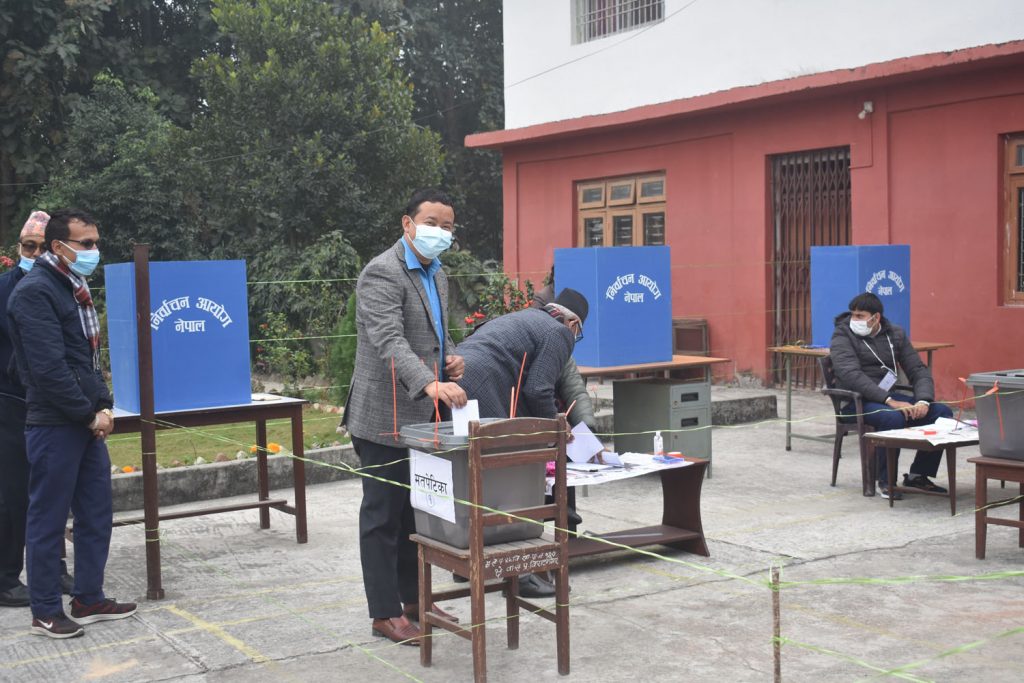 प्रदेश १ का ७४ सांसद र स्थानीय तहका २२३ जनप्रतिनिधिले गरे मतदान