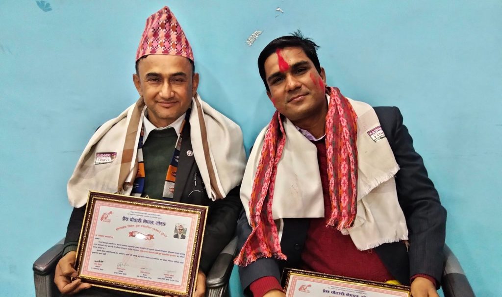 पत्रकार अधिकारी र भण्डारी पुरस्कृत