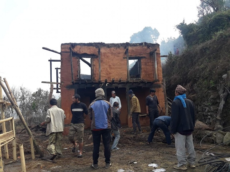 खोटाङमा आगलागीले घर नष्ट भएपछि विस्थापित परिवारको बिचल्ली