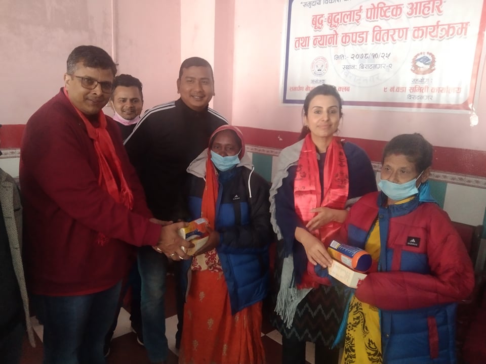 ज्येष्ठ नागरिकलाई न्यानो कपडा वितरण