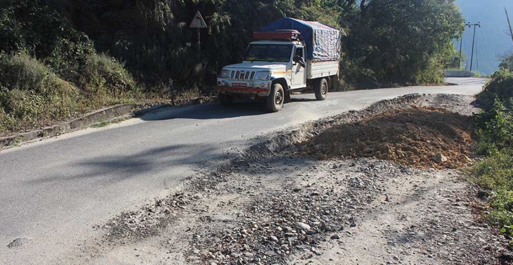 राजमार्ग अवरुद्ध भएपछि झापामा वैकल्पिक मार्गबाट सवारी सञ्चालन