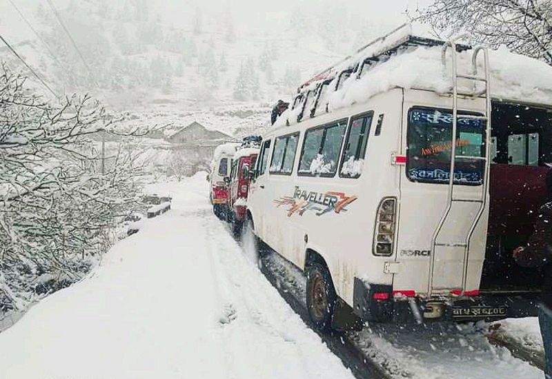 हिमपातका कारण विभिन्न स्थानमा सडक अवरुद्ध