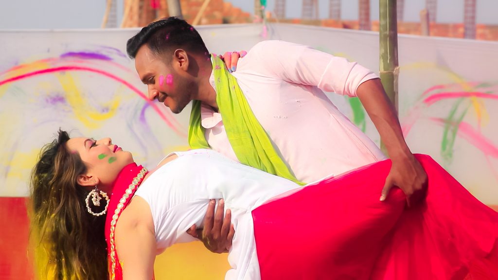 संचारकर्मी हुसेन सेख नायिका लीजा कुशलसँग होली खेल्दै