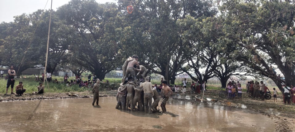 युवाले मट्का फुटाए (फोटो फिचर)