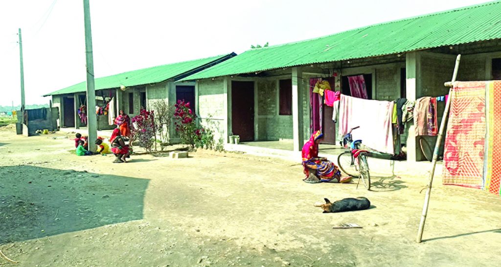 झुप्रामा बस्ने ३२ परिवारले पाए पक्की घर