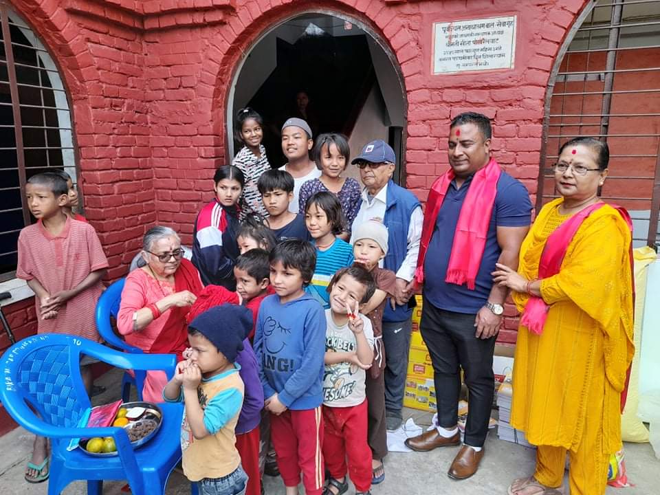 चौकीदार गिरीद्धारा बालवालिकालाई स्टेशनरी सामाग्री वितरण