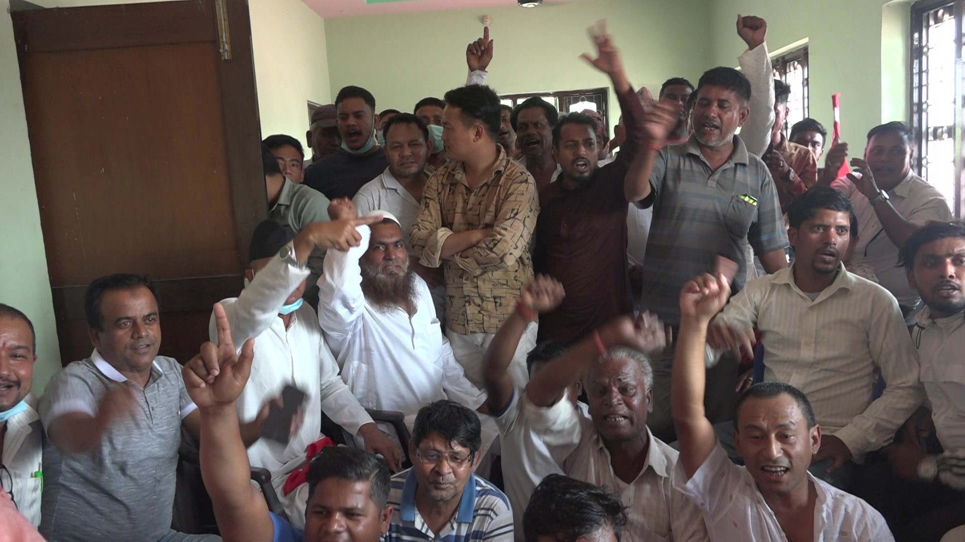 काँग्रेस कार्यकर्ताद्वारा गठबन्धन दलको बैठकस्थल घेराउ