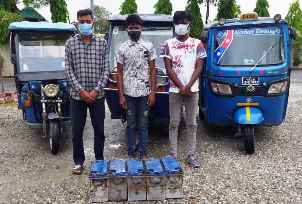 सिटी सफारीको ब्याट्री चोरी आरोपमा तीन पक्राउ